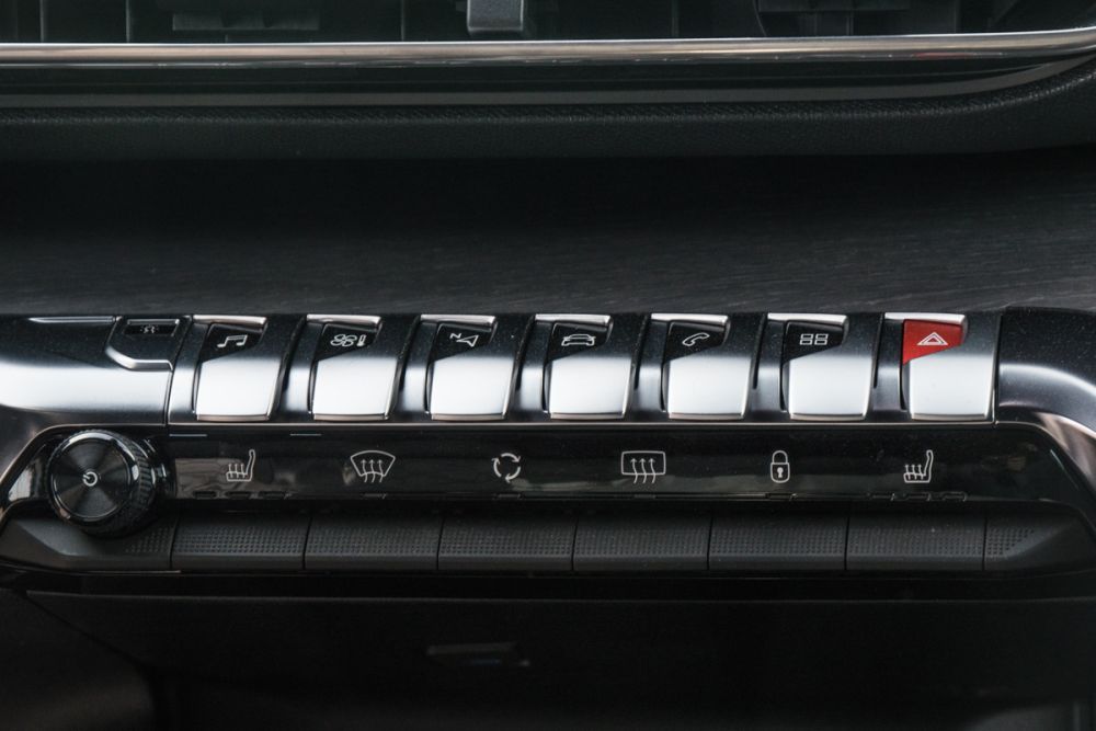 Возможно, именно поэтому Peugeot решил установить также физические кнопки, с помощью которых он перемещается между половиной функции