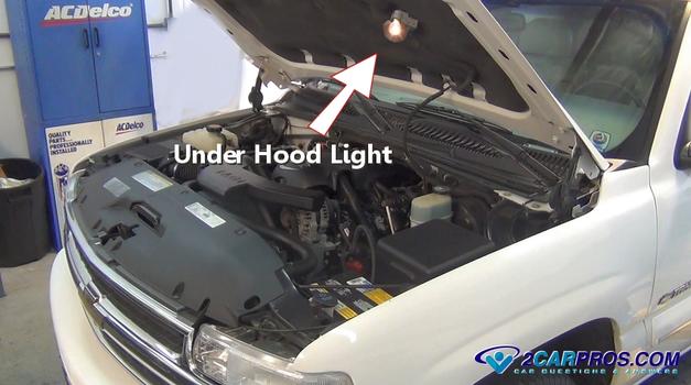 Ночью загляните под автомобиль, чтобы проверить наличие света возле моторного отсека, чтобы устранить эту проблему, замените фонарь в сборе